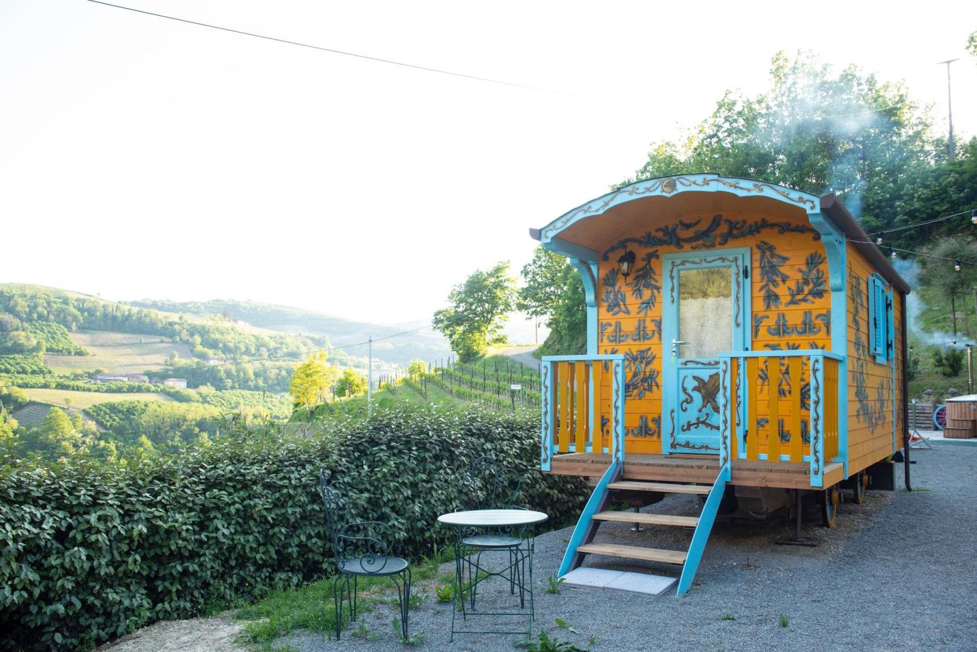 Agriturismo La Rovere - I Carrozzoni Gitani Cossano Belbo Kültér fotó