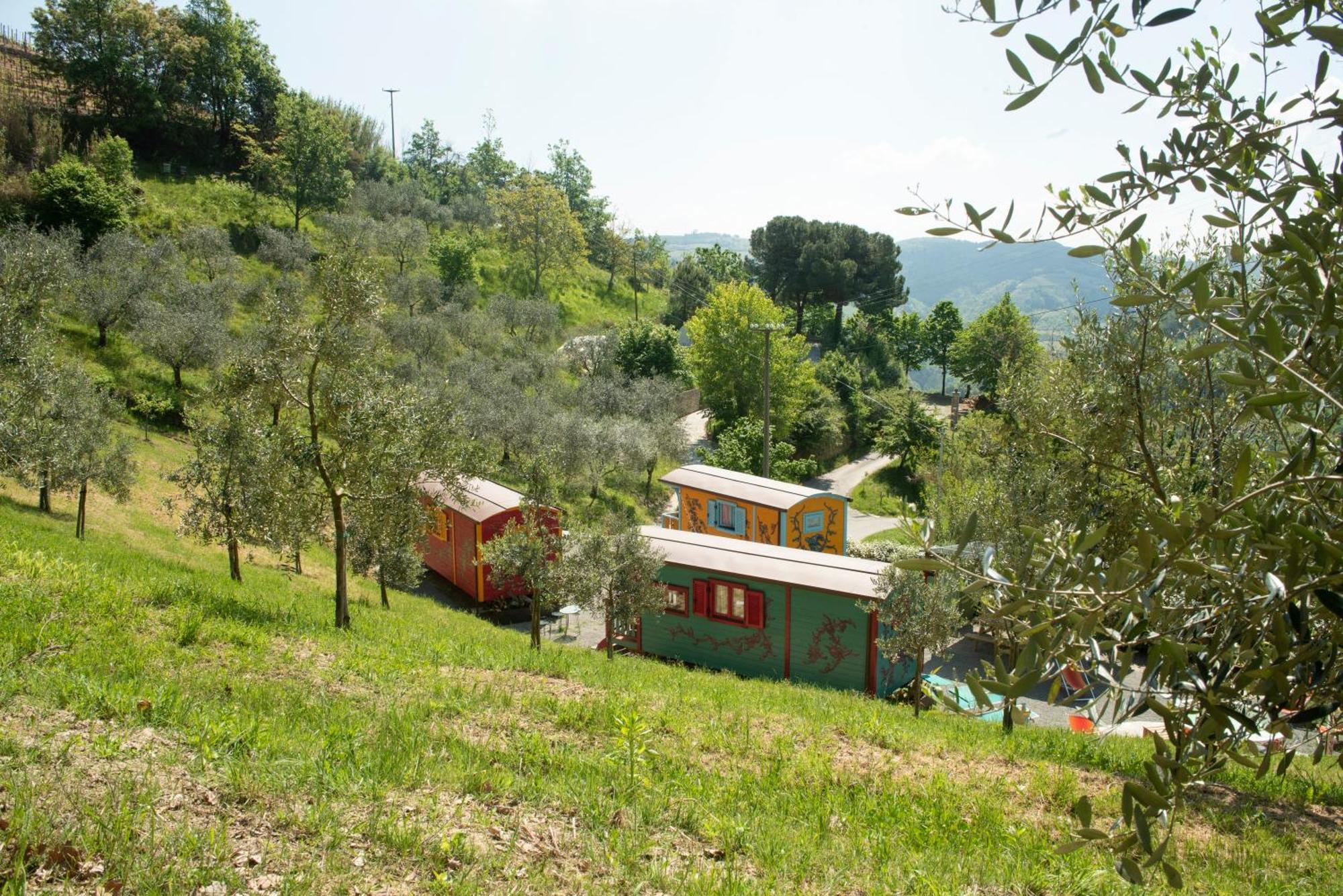 Agriturismo La Rovere - I Carrozzoni Gitani Cossano Belbo Kültér fotó